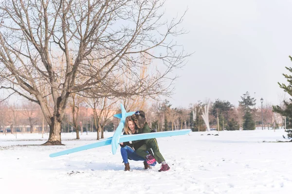 Madre Hija Jugando Con Gran Avión Azul Parque Día Invierno —  Fotos de Stock