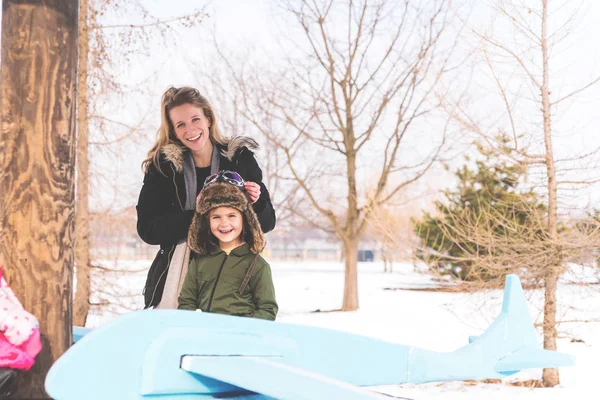 Madre Hija Jugando Con Gran Avión Azul Parque Día Invierno —  Fotos de Stock