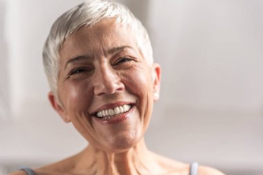 Güzel, yaşlı bir kadının portresi.