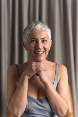 güzel kadın kıdemli, doğal güzelliği ve muhteşem yaşlanma kavramı portre