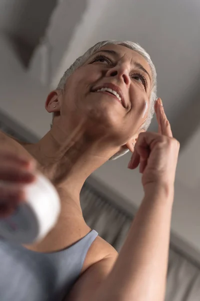 Underbara Näring Mogen Kvinna Med Kort Hår Tillämpning Ansiktskräm Med — Stockfoto