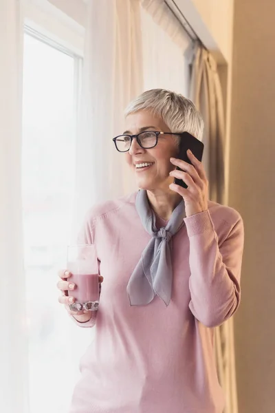 Bella Donna Matura Con Moderna Acconciatura Corta Grigia Occhiali Piedi — Foto Stock