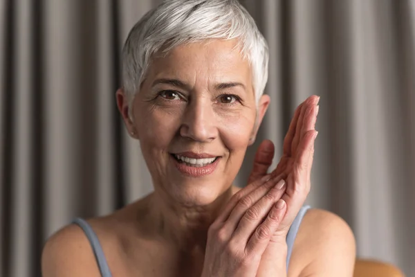 Porträt Einer Schönen Seniorin Natürliche Schönheit Und Wunderschönes Alterskonzept — Stockfoto