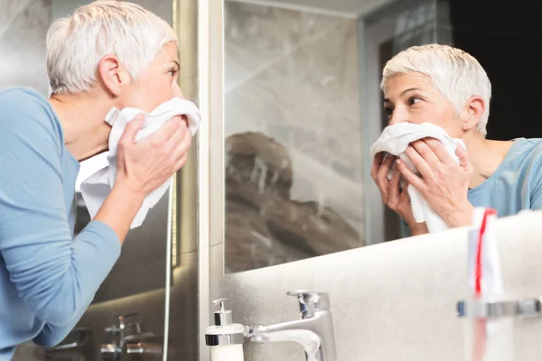 Beautiful Senior Woman Wiping Her Face Towel Washing Cleaning — Stock Photo, Image