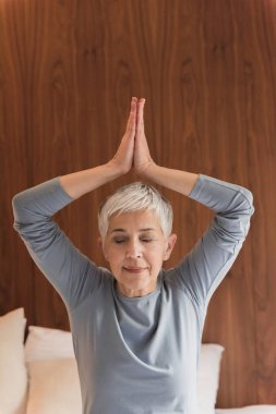 Yatak odasında meditasyon güzel kadın kıdemli