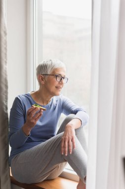 avokado ile sağlıklı besleyici taze vejetaryen tost yemek güzel Olgun kadın portresi