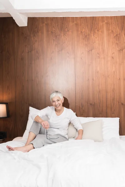 Glada Senior Kvinna Med Stora Vackra Leende Sitter Skön Säng — Stockfoto