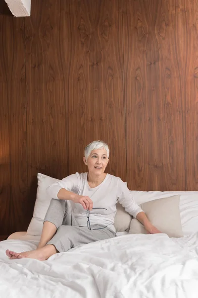 Alegre Mujer Mayor Con Gran Sonrisa Hermosa Sentado Cama Cómoda — Foto de Stock