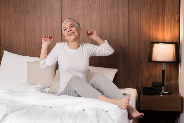 Bella Donna Anziana Svegliarsi Con Dolore Collo Stretching Nella Sua — Foto Stock