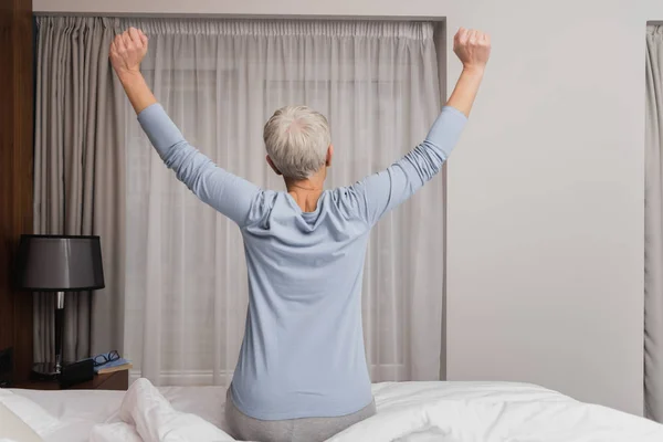 Madura Mujer Estiramiento Antes Dormir Luminoso Apartamento Moderno — Foto de Stock