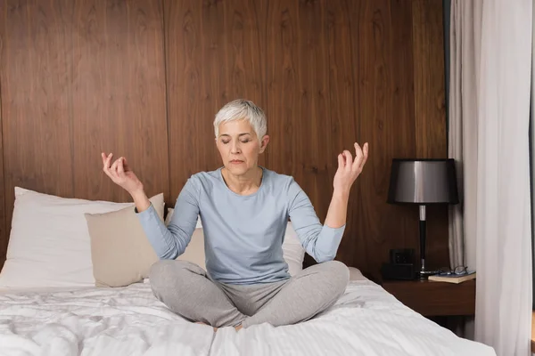 Hermosa Mujer Mayor Meditando Dormitorio — Foto de Stock