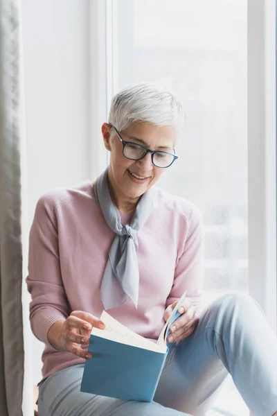 Hermosa Elegante Encantadora Mujer Mayor Sentada Casa Pasando Páginas Libro — Foto de Stock