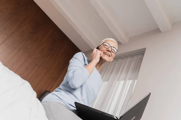 Красивая Старшая Деловая Женщина Очках Работает Ноутбуке Разговаривает Телефону Гостиничном — стоковое фото