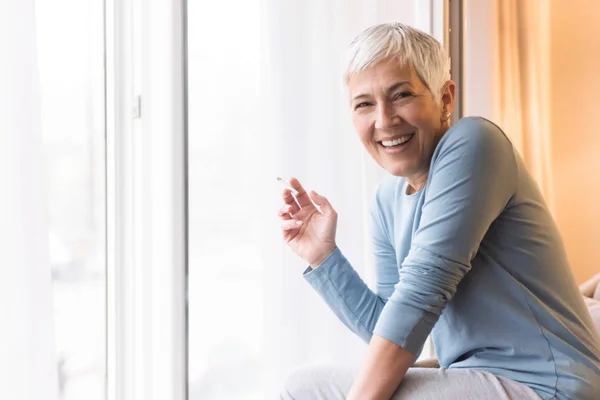 Nachdenklich Attraktive Reife Frau Raucht Zigarette Fenster Ihrer Wohnung — Stockfoto