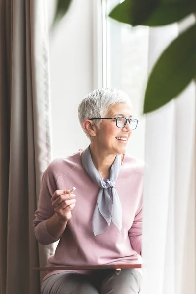 Ambiziosa Bella Donna Matura Fiduciosa Seduta Alla Finestra Pensando Alle — Foto Stock