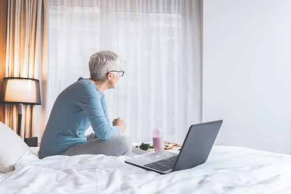 Preoccupato Donna Matura Stressata Seduta Sul Letto Non Può Mangiare — Foto Stock