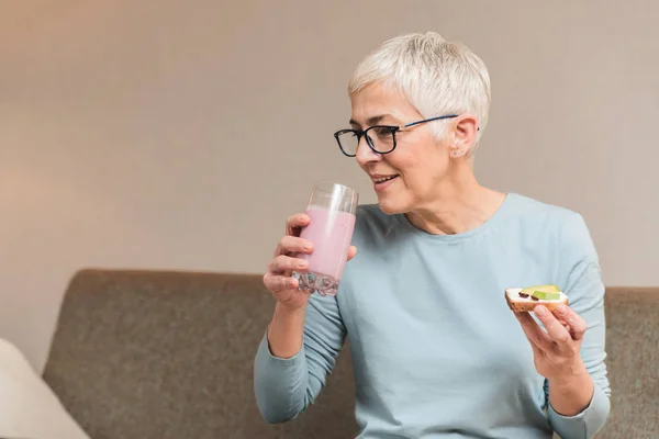 Donna Anziana Che Beve Yogurt Alla Frutta Sano Brinda Con — Foto Stock