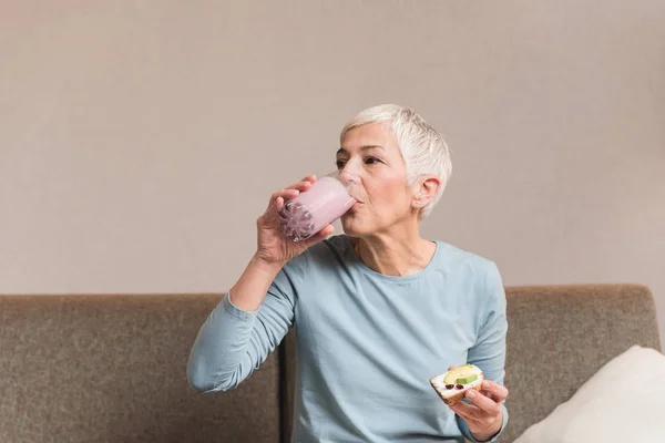Donna Anziana Che Beve Yogurt Alla Frutta Sano Brinda Con — Foto Stock
