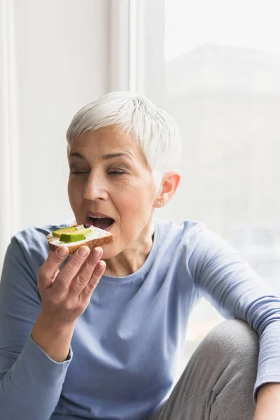 Ritratto Bella Donna Matura Che Mangia Pane Tostato Vegano Fresco — Foto Stock