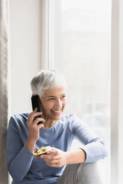 Femeie Vârstă Zâmbet Mare Superb Vorbind Telefonul Fereastră Casă Strălucitoare — Fotografie, imagine de stoc