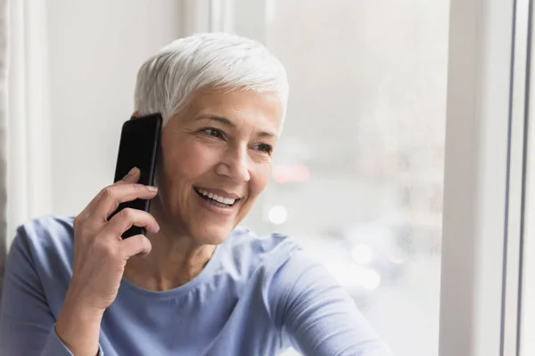 Femeie Vârstă Zâmbet Mare Superb Vorbind Telefonul Fereastră Casă Strălucitoare — Fotografie, imagine de stoc