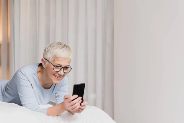 Superba Femeie Vârstă Zâmbet Frumos Texting Telefonul Mobil — Fotografie, imagine de stoc