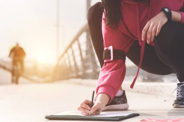 Yakın ilerleme izleme ve fitness parametreleri yazma kadın kişisel antrenör