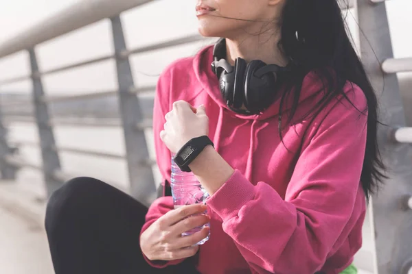 Zbliżenie Kobiet Biegacz Dużymi Słuchawkami Obserwować Śledzenia Mil Czas Trzymając — Zdjęcie stockowe