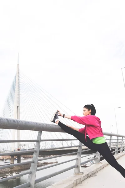 Menina Desportiva Atraente Esticando Perna Ponte Antes Correr Pelo Rio — Fotografia de Stock