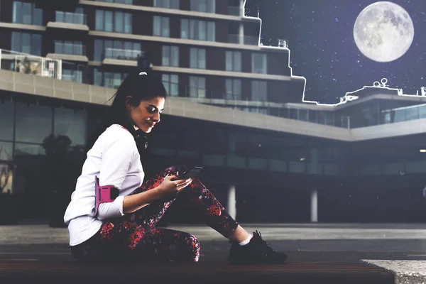 Привлекательная Спортивная Молодая Женщина Сидящая Скамейке Снаружи Здания Своим Мобильным — стоковое фото