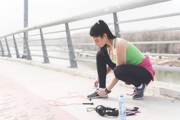Привлекательная Молодая Женщина Готовится Пробежке Тренировкам Мосту Через Реку Городе — стоковое фото