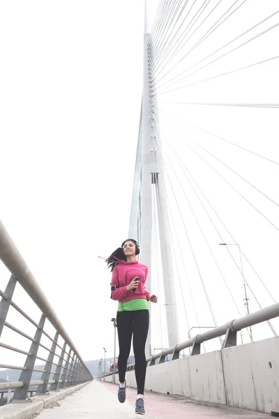 Привлекательная Спортивная Брюнетка Бегущая Мосту Полному Энергии — стоковое фото