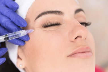 Klinikte estetik kırışıklık karşıtı müdahale olan genç güzel kadının yakın çekim