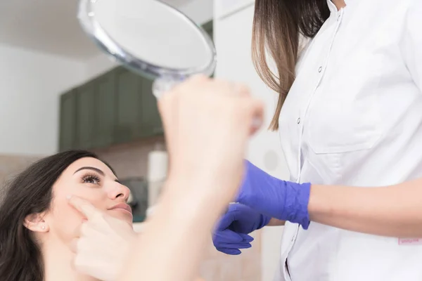 Cliente Femenina Satisfecha Mirándose Espejo Consultorio Médico Después Del Tratamiento — Foto de Stock