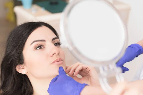 Mulher Bonita Ter Tratamento Estético Consultório Médico — Fotografia de Stock