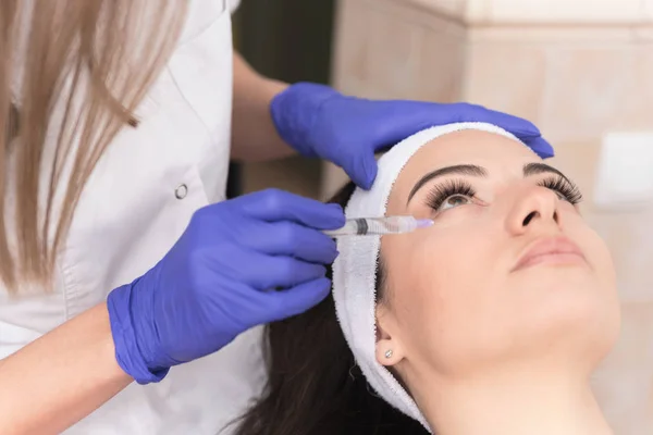 Schöne Attraktive Patientin Liegt Mit Stirnband Während Arzt Medizinische Substanz — Stockfoto