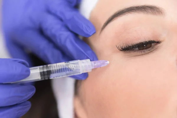 Close Médicos Mãos Injetando Substância Médica Rosto Paciente Sob Olhos — Fotografia de Stock