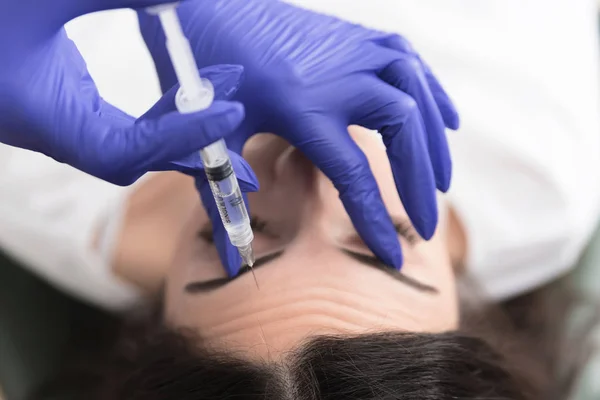 Close Médicos Mãos Injetando Enchimento Testa Paciente — Fotografia de Stock