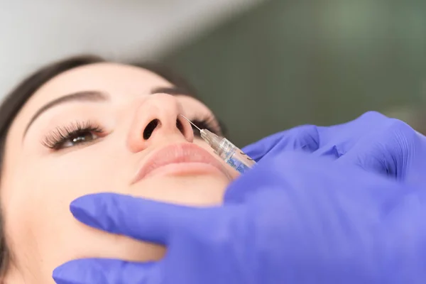 Nahaufnahme Des Neuen Modernen Nichtinvasiven Verfahrens Der Nasenkorrektur Bei Patientinnen — Stockfoto