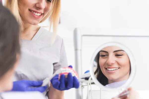 Bela Dentista Profissional Feminino Com Sorriso Amigável Mostrando Limpeza Adequada — Fotografia de Stock