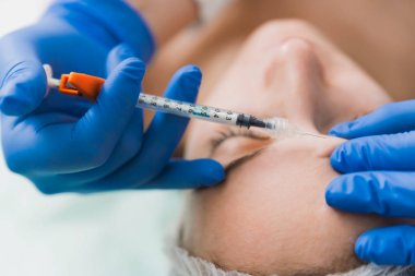 Doktor hastalarda yüz botoks proteini enjekte, Estetik tedavi kavramı