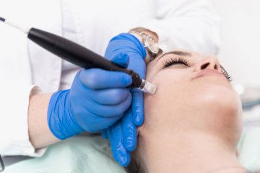 Güzellik salonunda derma kalem tedavisi olan güzel kız portresi kadar yakın