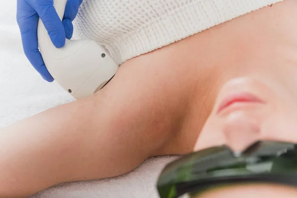 Vrouw Met Laser Ontharing Uit Oksel Dermatologie Centrum — Stockfoto