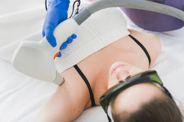 Zicht Vrouwelijke Patiënt Met Beschermende Bril Met Laser Ontharings Procedure — Stockfoto