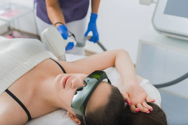 Zicht Vrouwelijke Patiënt Met Beschermende Bril Met Laser Ontharings Procedure — Stockfoto