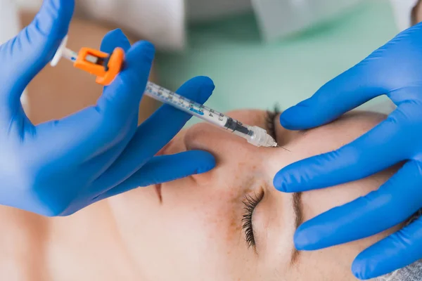 Médico Injetando Proteína Botox Rosto Dos Pacientes Conceito Tratamento Estético — Fotografia de Stock