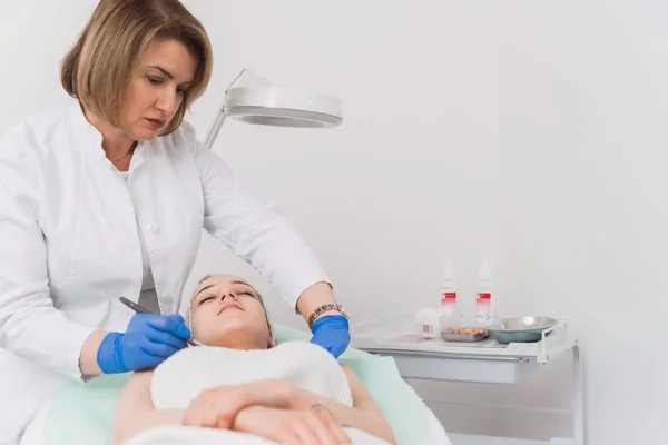 Dermatólogo Concentrado Confianza Que Aplica Productos Para Tratamiento Del Peeling — Foto de Stock
