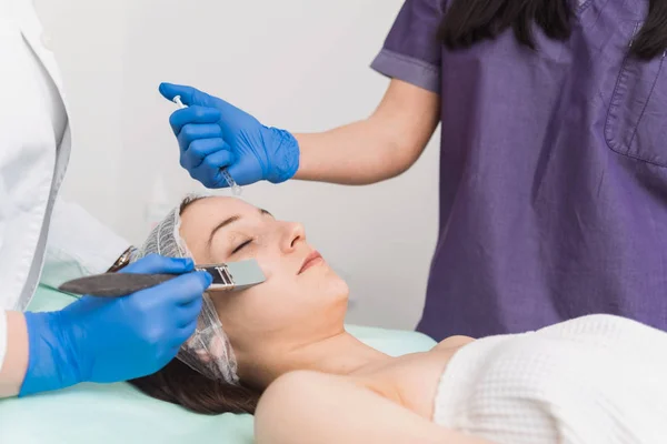 Läkare Och Assistent Gör Kemisk Peeling Kvinnlig Patient Dermatologi Klinik — Stockfoto