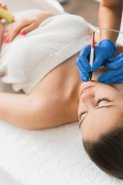 Schöne Junge Frau Mit Elektroepilation Behandlung Schönheitssalon Gesichtshaarentfernung Behandlung — Stockfoto