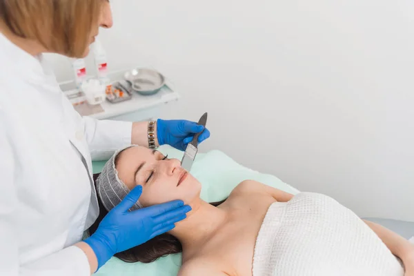 Paciente Deitado Tendo Procedimento Casca Química Clínica Dermatologia — Fotografia de Stock